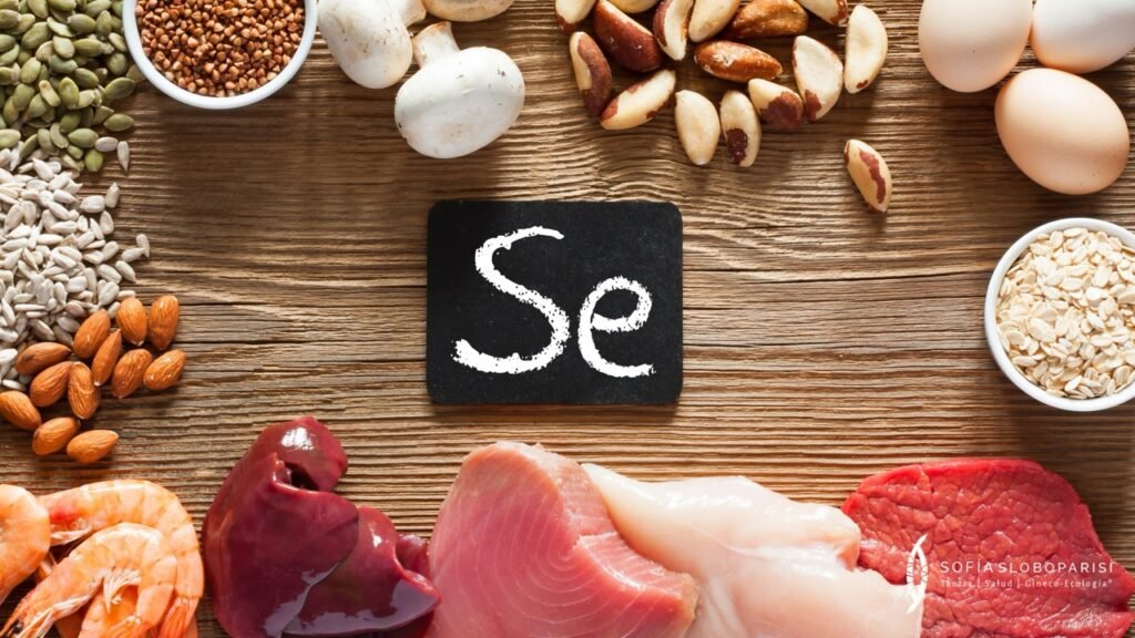 Alimentos ricos en selenio alrededor de una pizarra con la palabra Se, incluyendo semillas, nueces, huevos y pescados